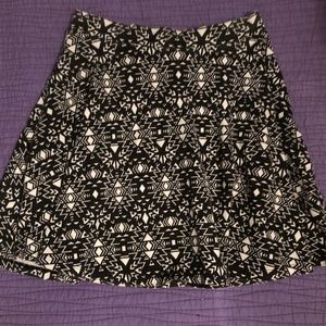 PATTERNED BLACK MINI-SKIRT (SIZE S)